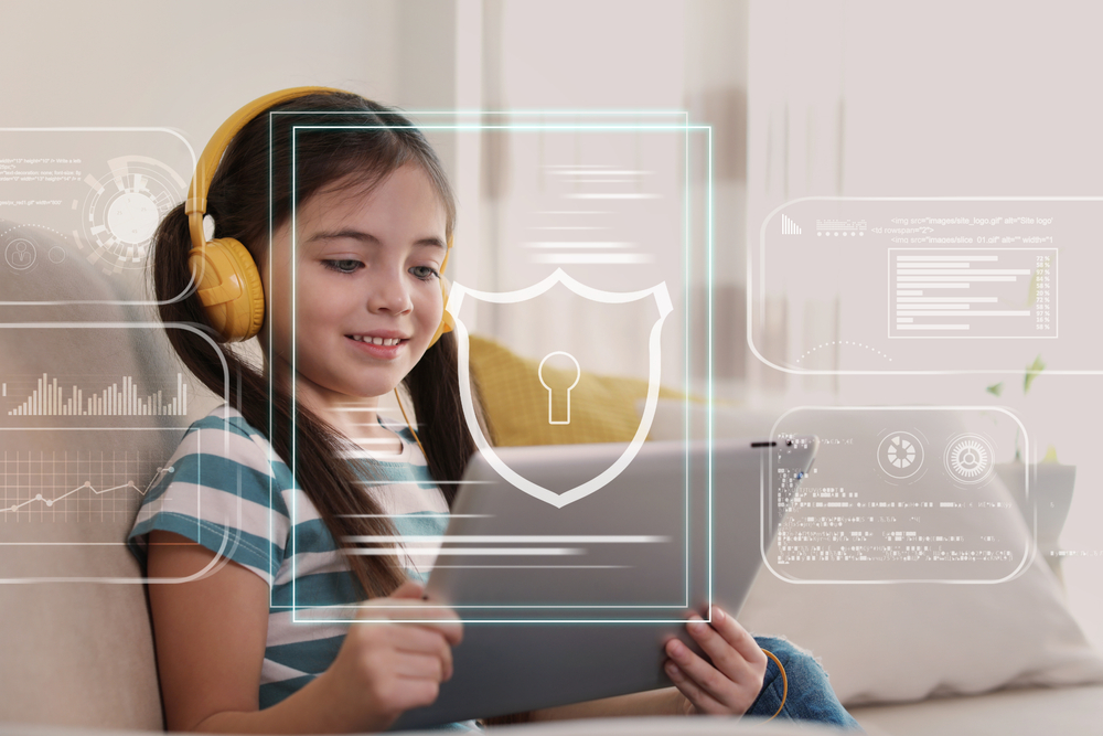 Девочка школьного возраста с планшетом концепция кибербезопасности для детей