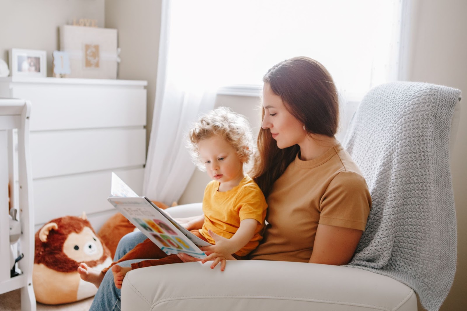 Мама и сын рассматривают книгу для развития зрительной памяти у ребенка