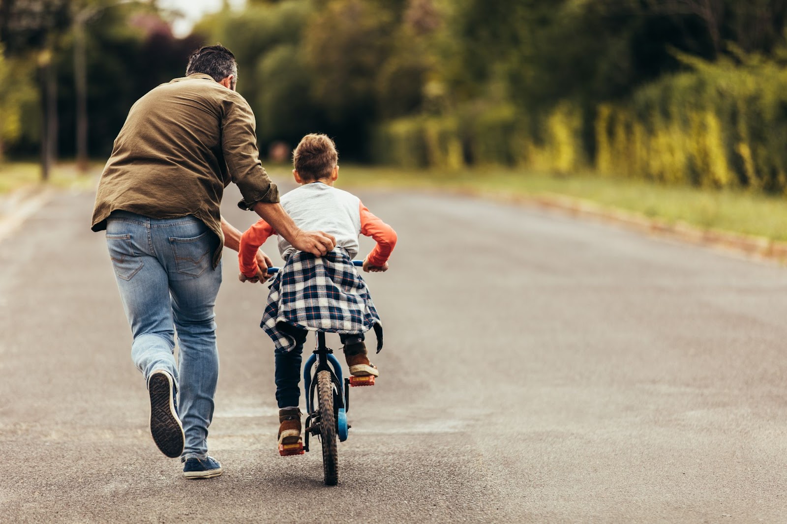 Папа учит сына кататься на велосипеде – по-английски cycling