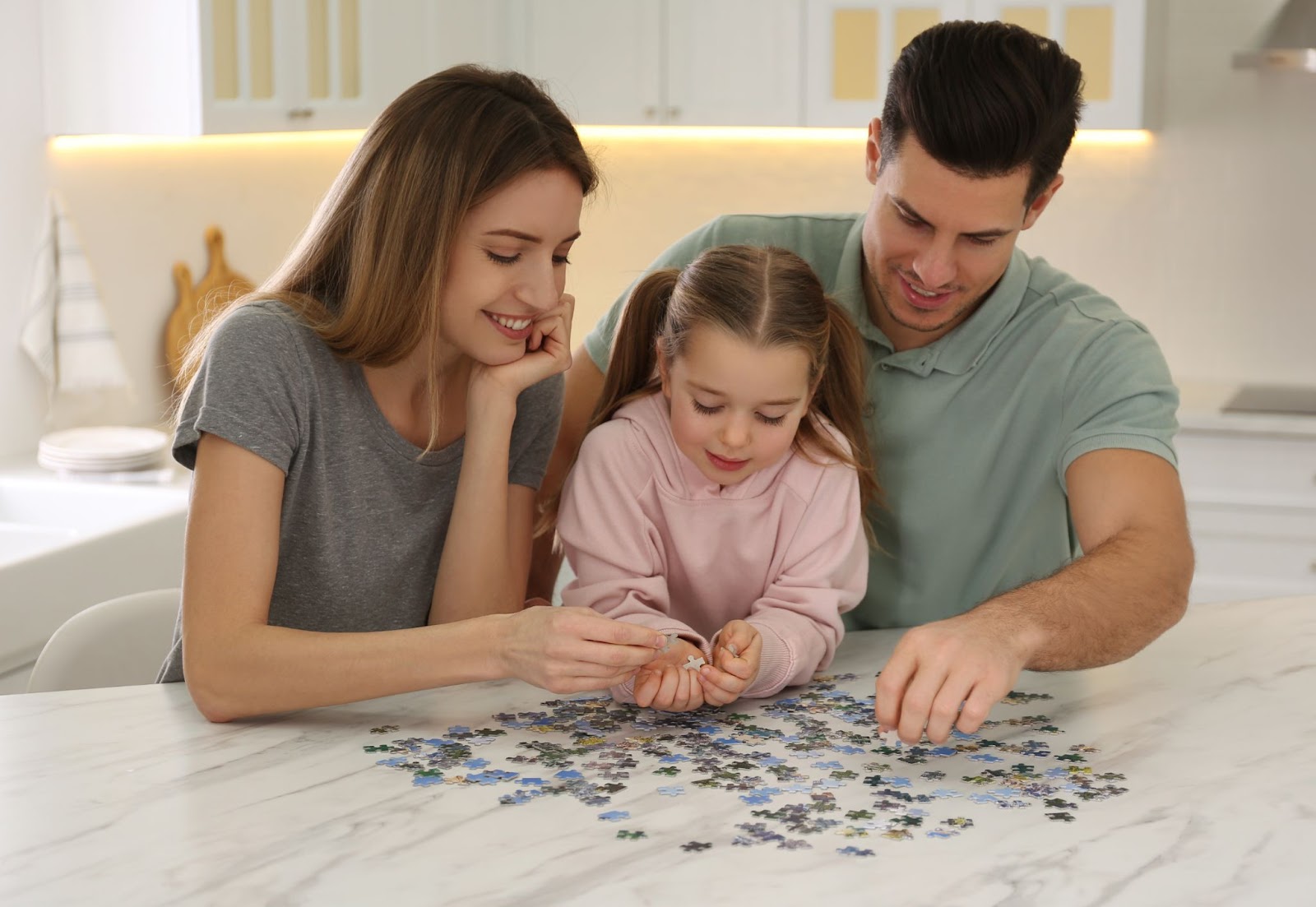 Семья любит собирать пазлы – на английском doing puzzles