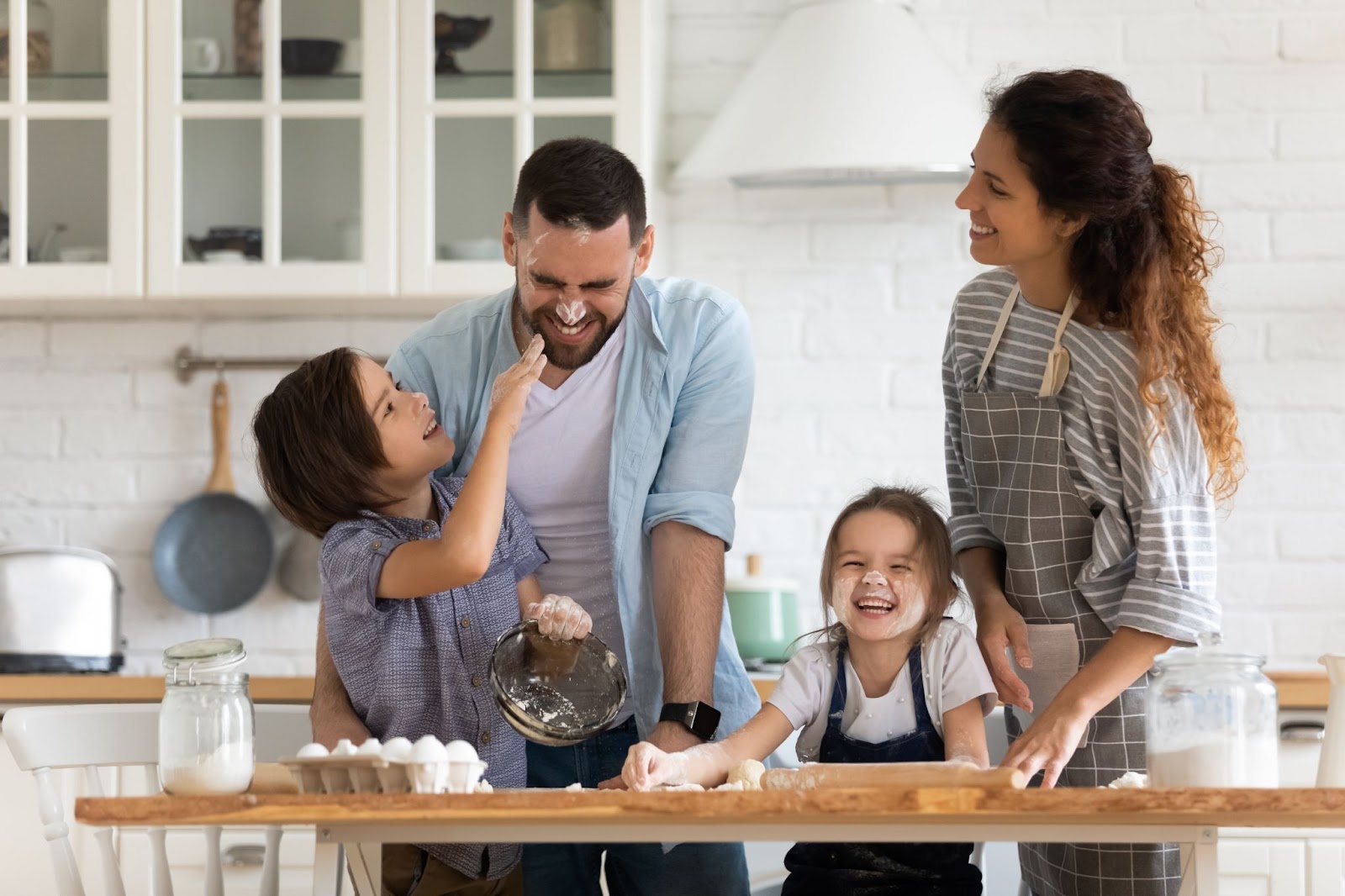Родители и дети готовят вместе – это входит в список хобби семьи
