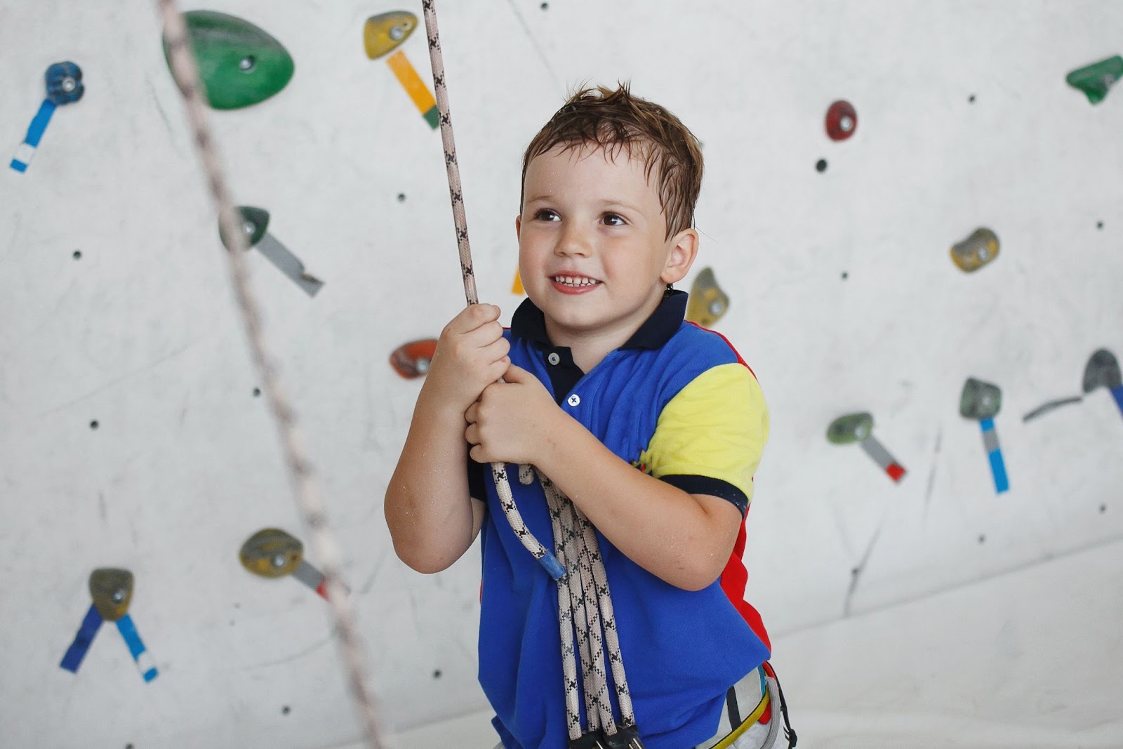 Мальчик занимается скалолазанием – по-английски climbing